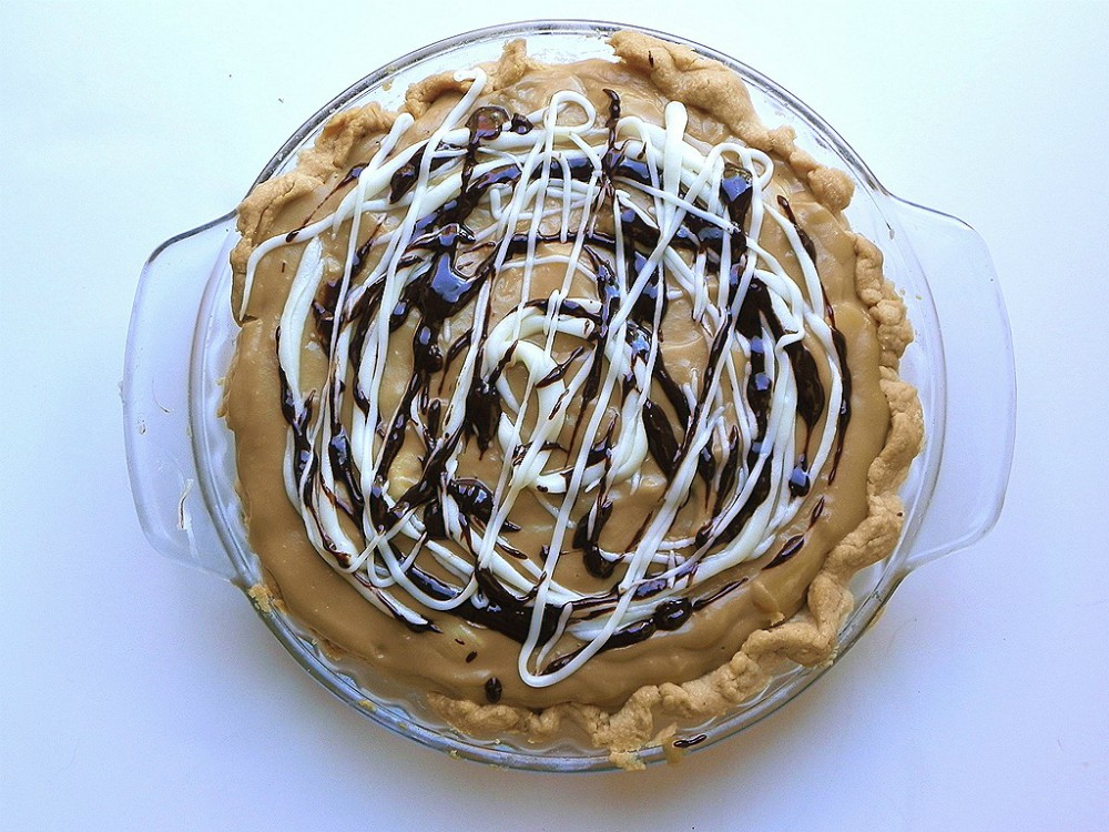 overhead image of a banana butterscotch cream pie 