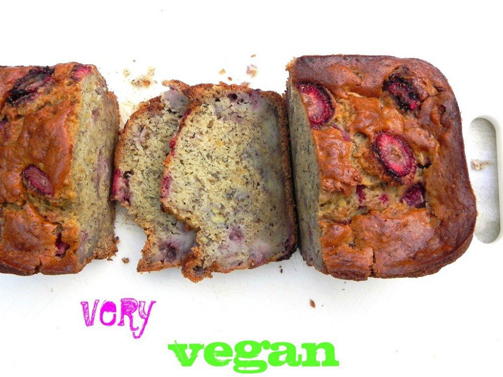overhead image of vegan strawberry banana bread sliced 