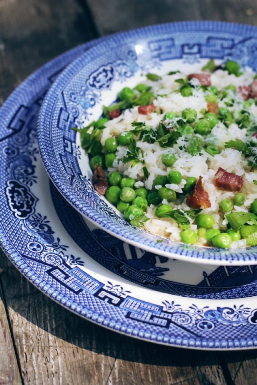 overhead image of risi e bisi-rice and peas in a blue and white dish