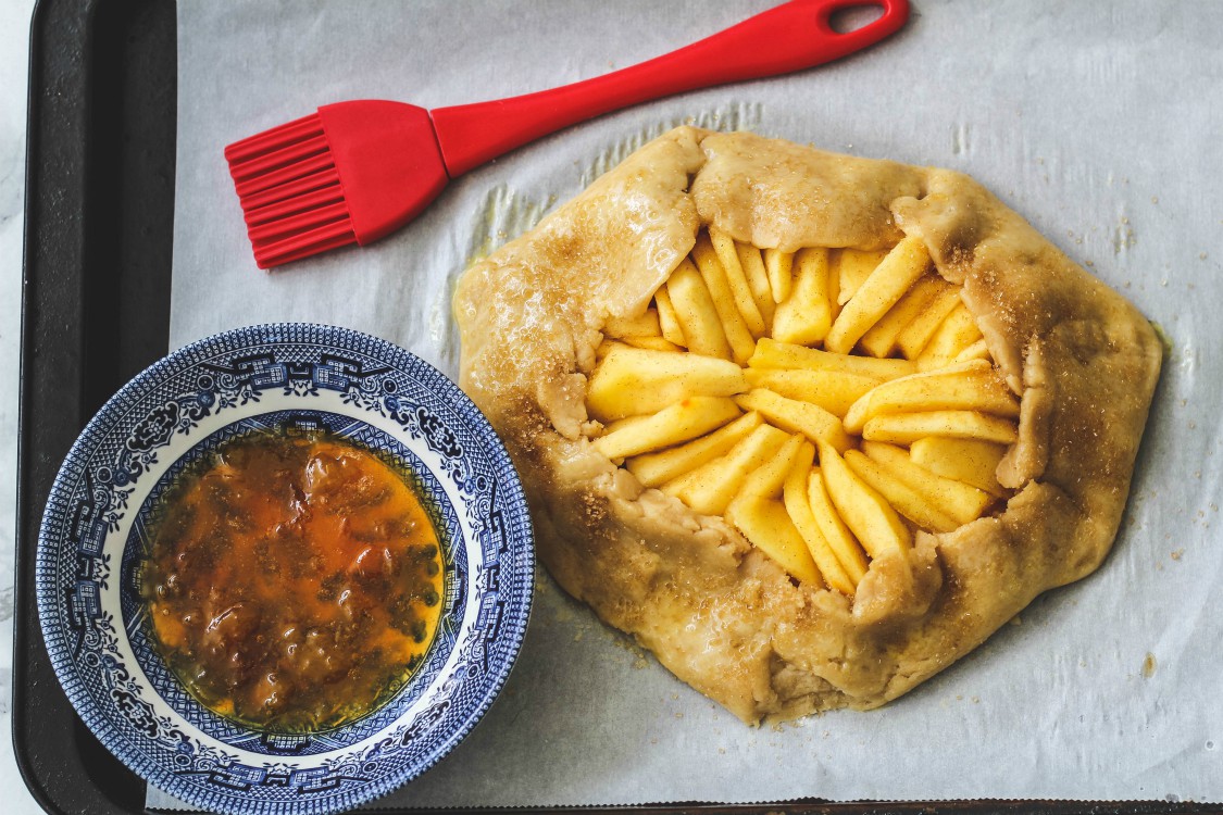 overhead image of pie and bowl of jam