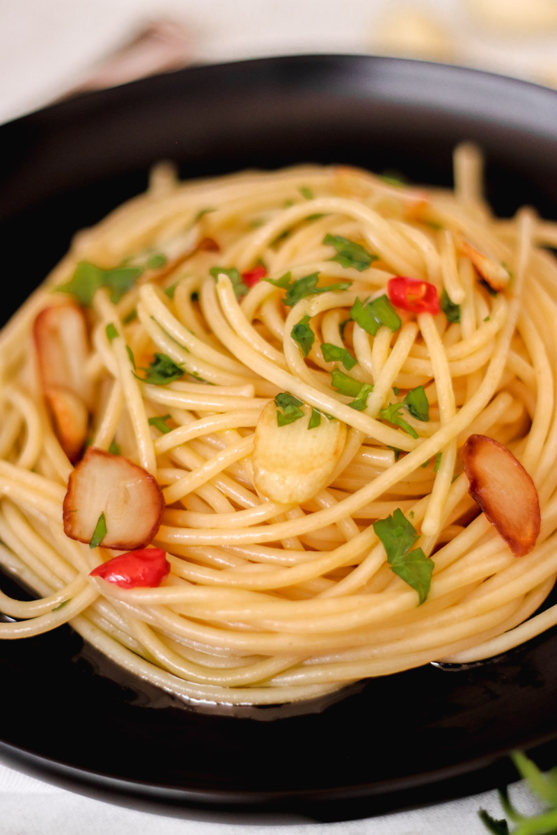 close-up image of spaghetti aglio e olio.