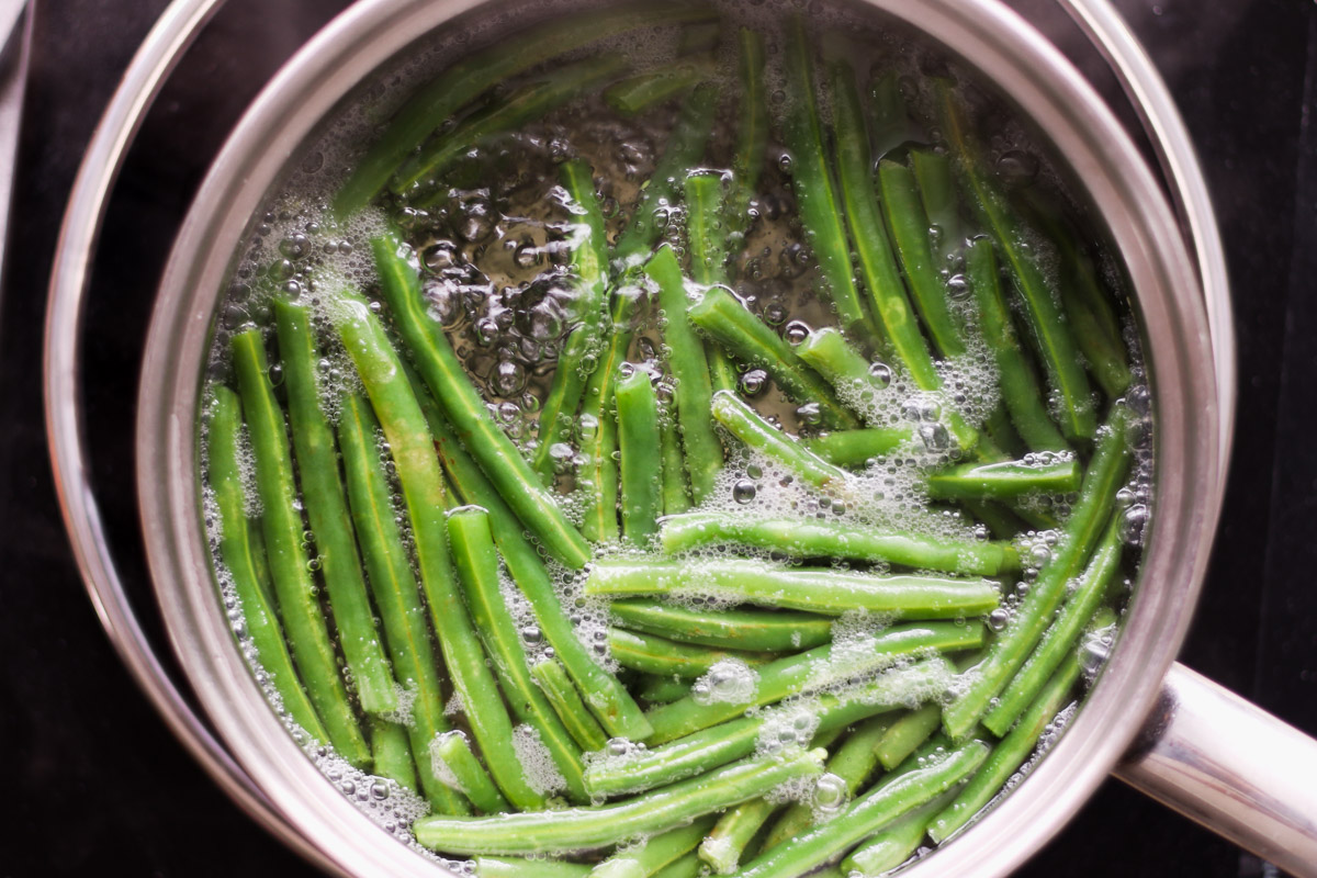 image of green beans in bowling water. 