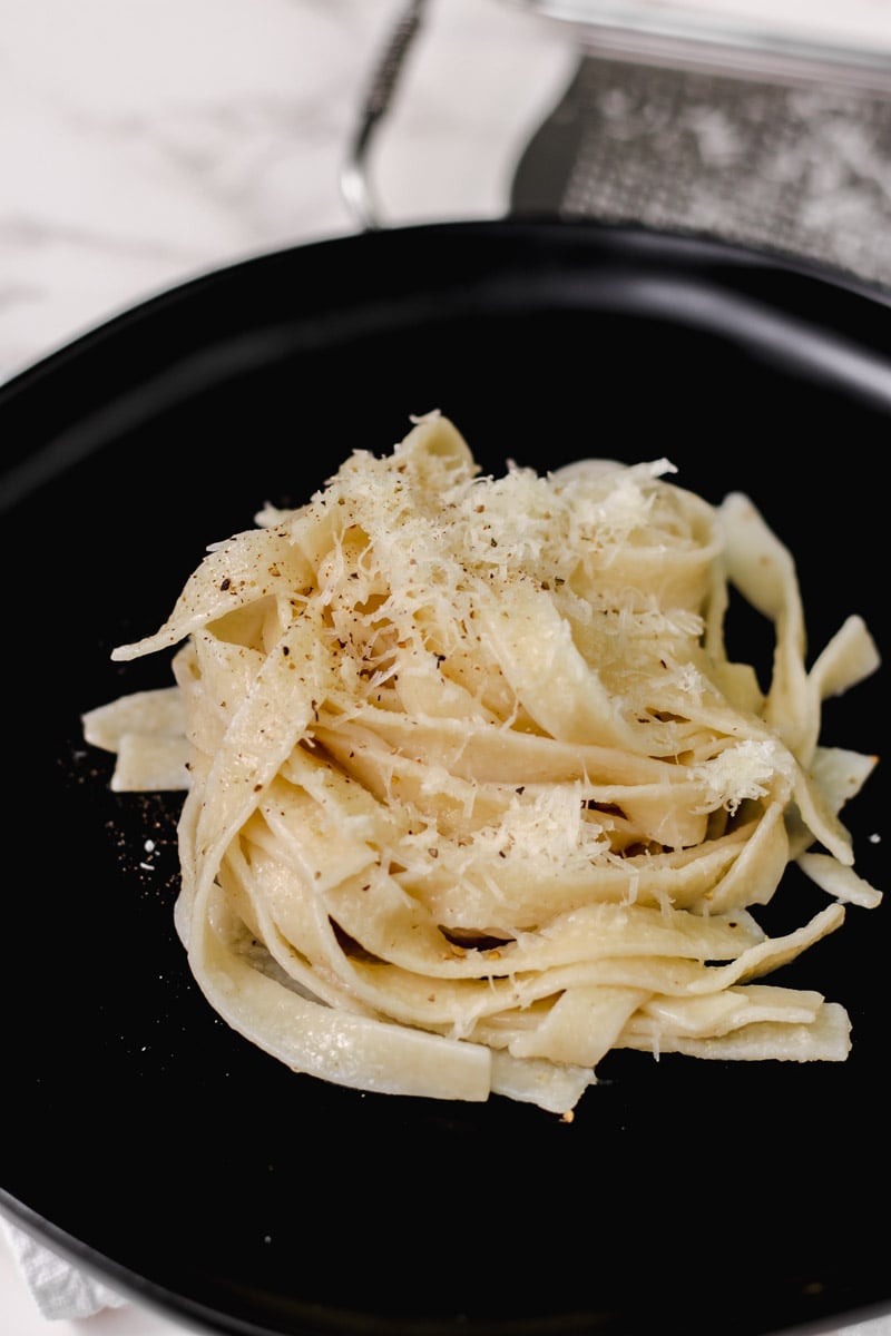 closeup image of fettuccine Alfredo.