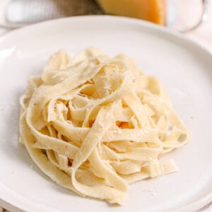 alfredo sauce closeup image.