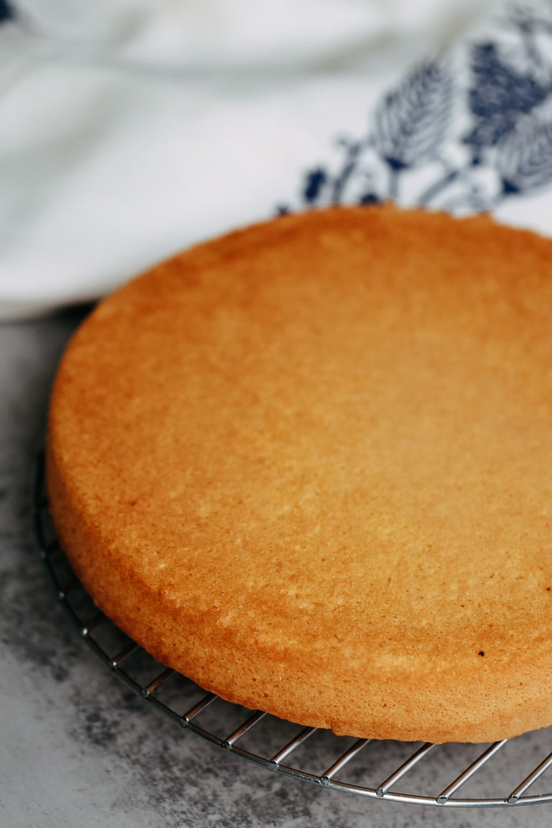 close up image of pan di spagna on a rack.