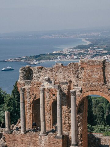 Taormina travel guide.