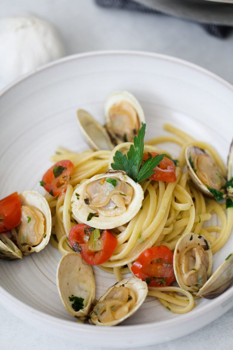 Authentic Linguine alle Vongole Recipe –  White Clam Sauce Pasta