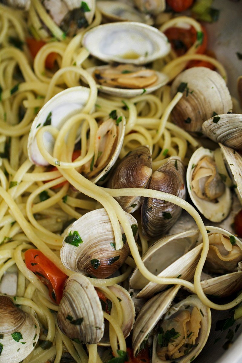 close up image of linguine con le vongole.