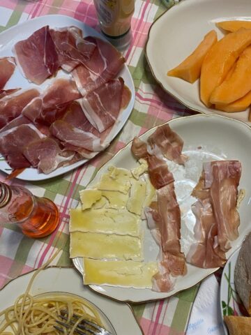 What does mangia mean in Italian.