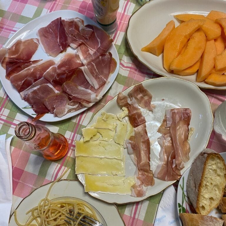 What does mangia mean in Italian.